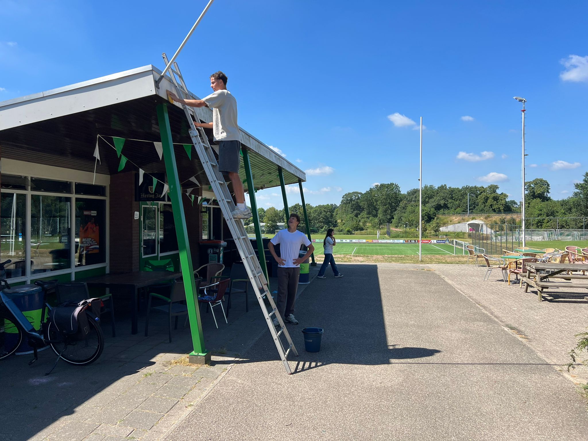 Leerlingen Kandinsky College steken handen uit de mouwen bij Eendracht ’30